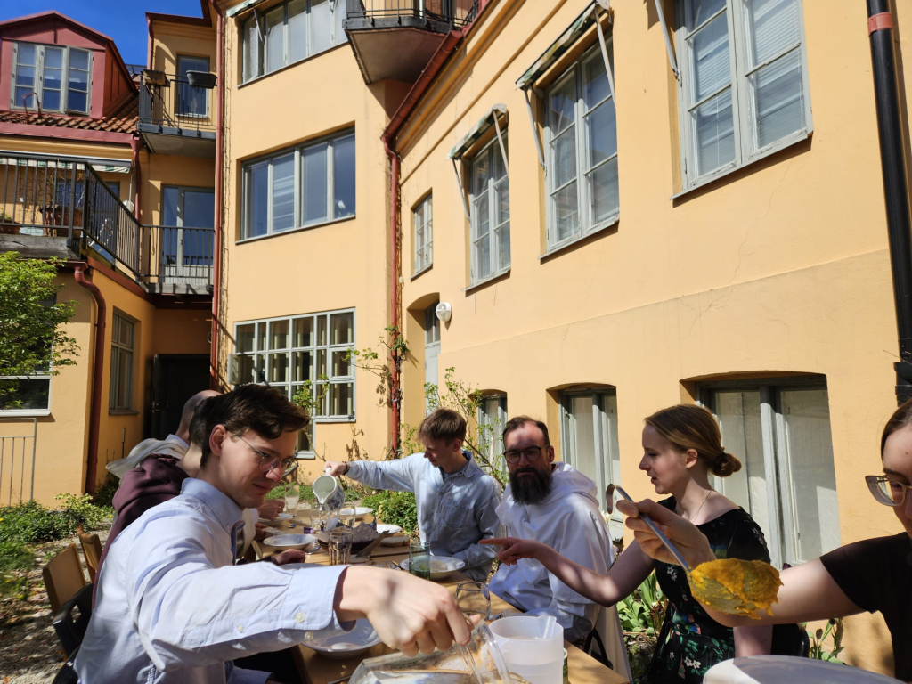Lunch i trädgården
